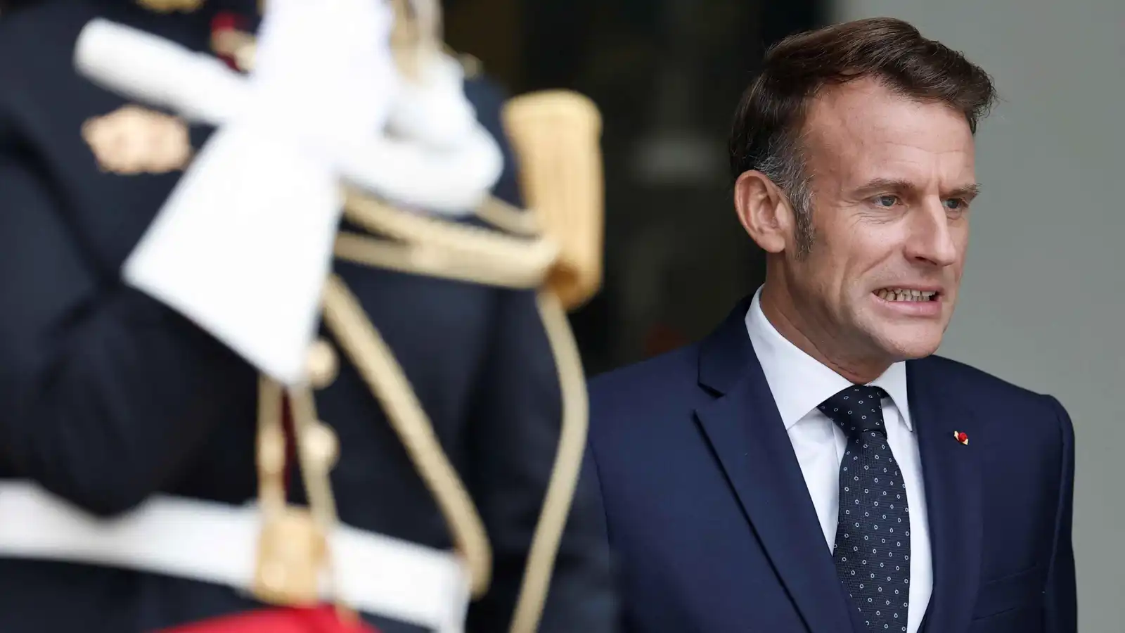 الأسوأ منذ 70 عاماً.. أزمة لوكورنو تخنق فرنسا ومستقبل ماكرون على المحك