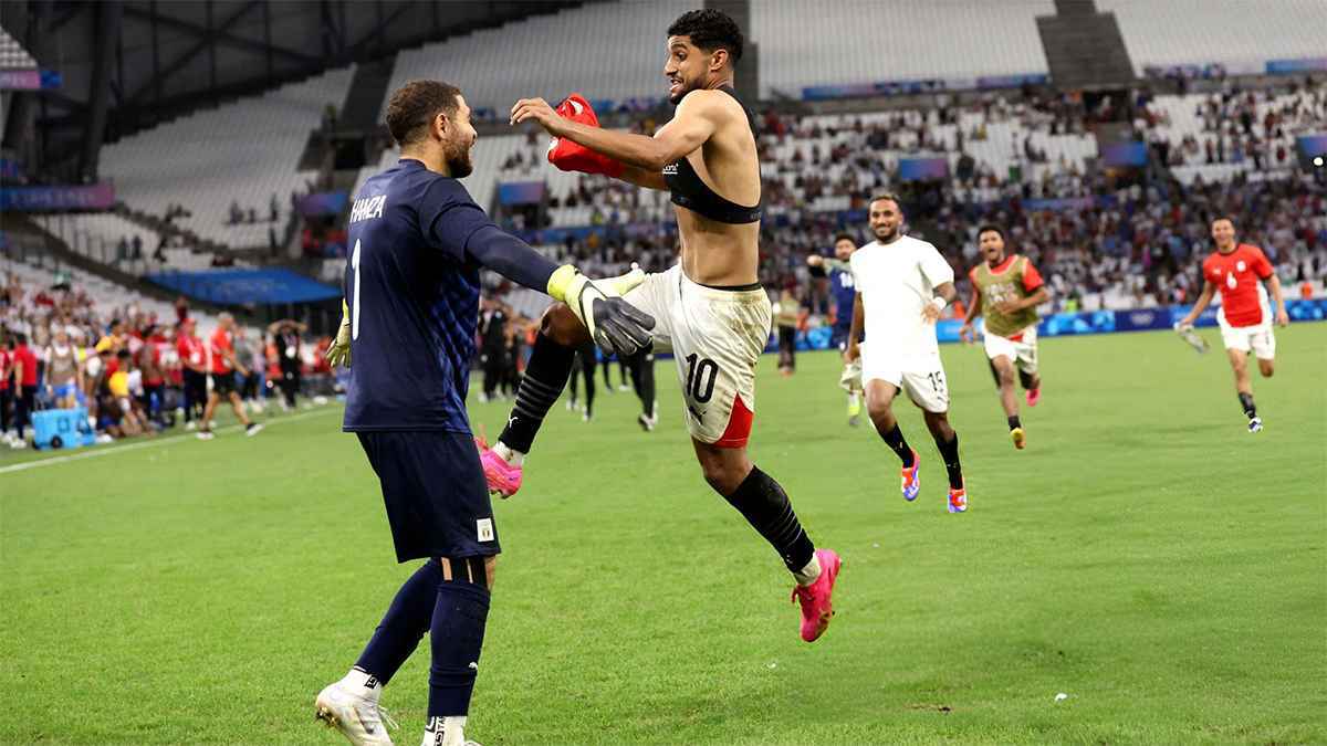 جون إدوارد يتلقى ردا صادما من نجم الأهلي المصري