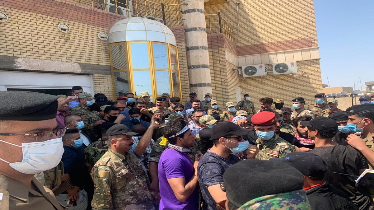 العراق .. محتجون غاضبون يقتحمون مبنى محافظة ذي قار  (فيديو)