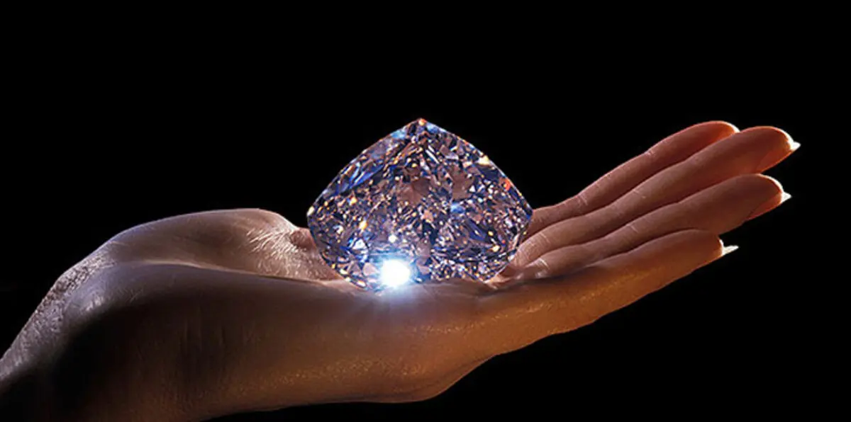 ألماسة وردية اللون تباع بمبلغ 18 مليون دولار