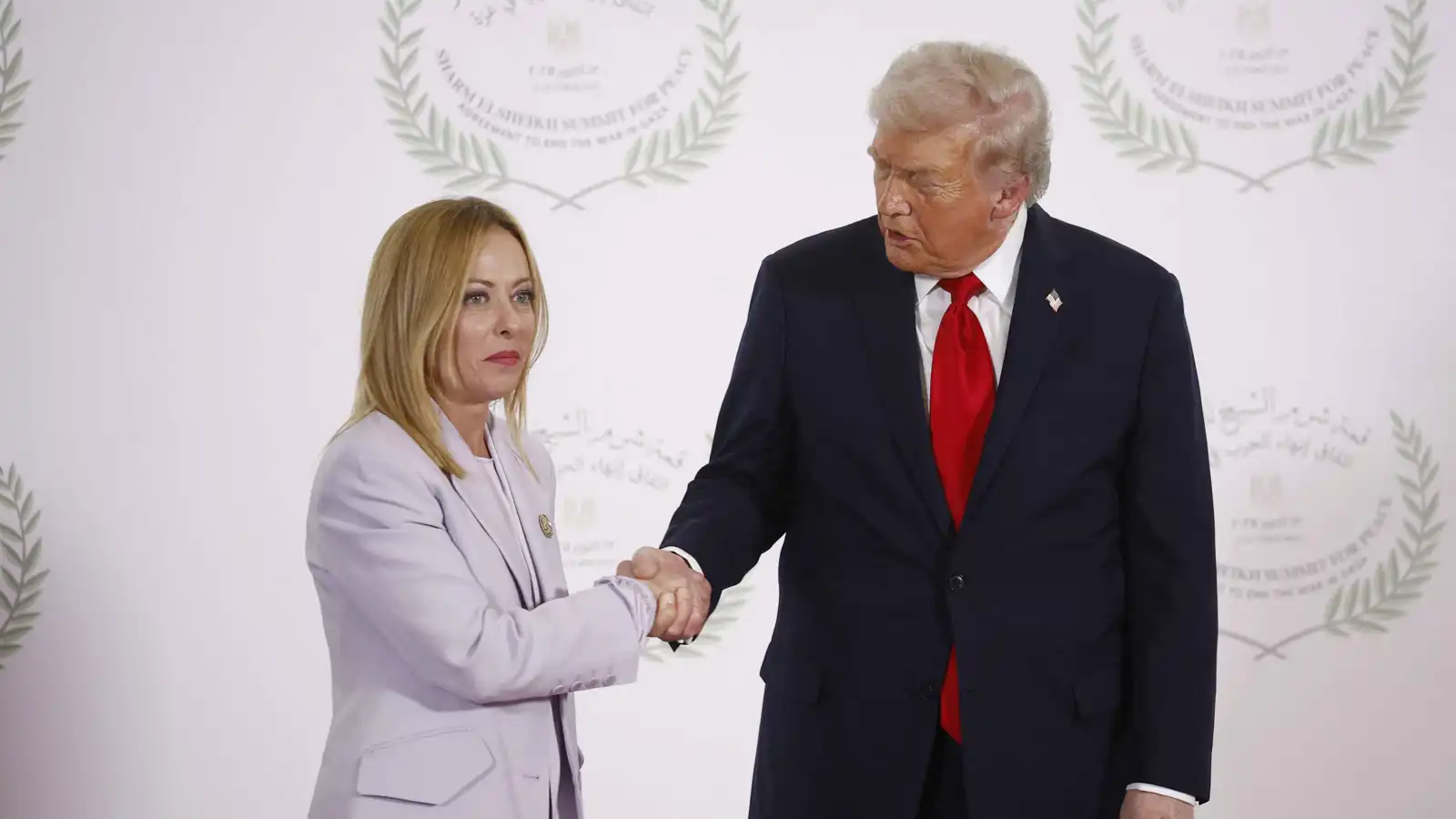 المرأة الوحيدة في القمة.. ترامب "يغامر" بحياته المهنية بسبب ميلوني