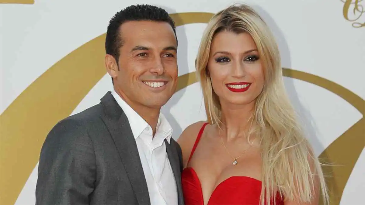 أسطورة برشلونة في ورطة كبرى بسبب فستان حريمي (صورة)