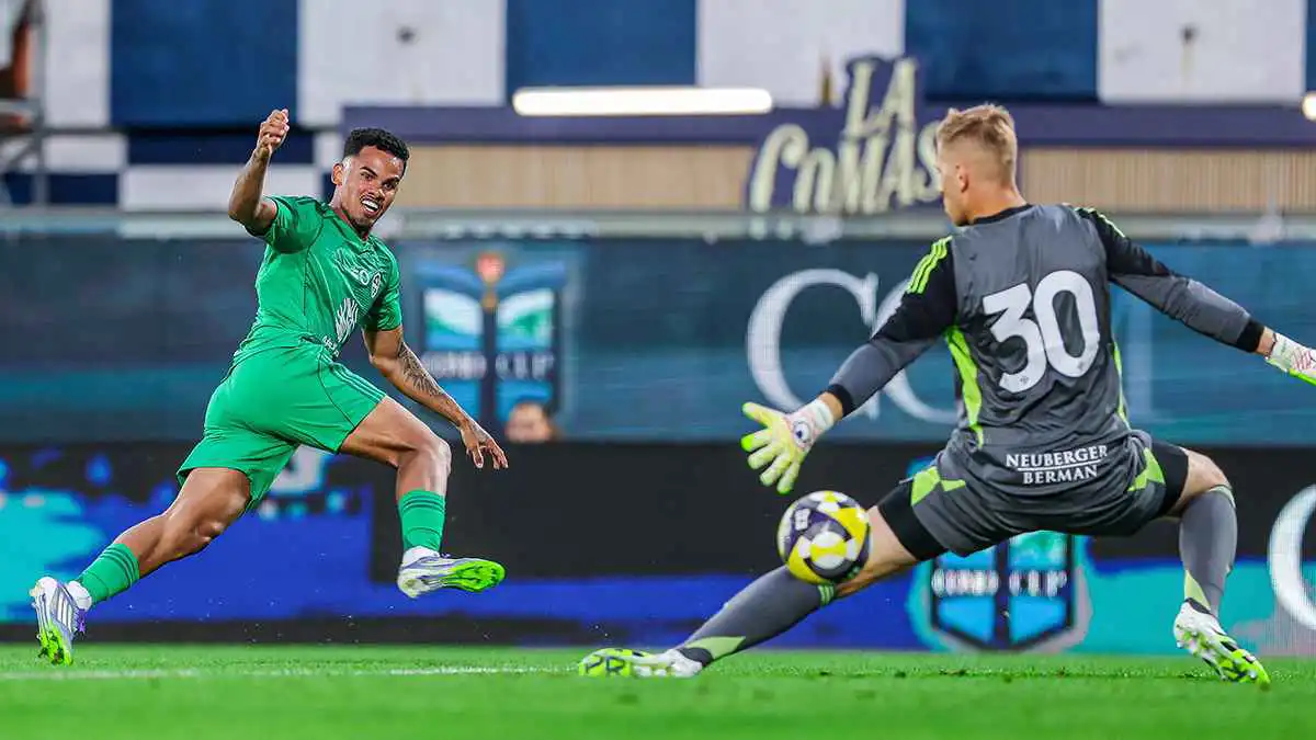 غالينو نجم الأهلي في المعسكر الإعدادي