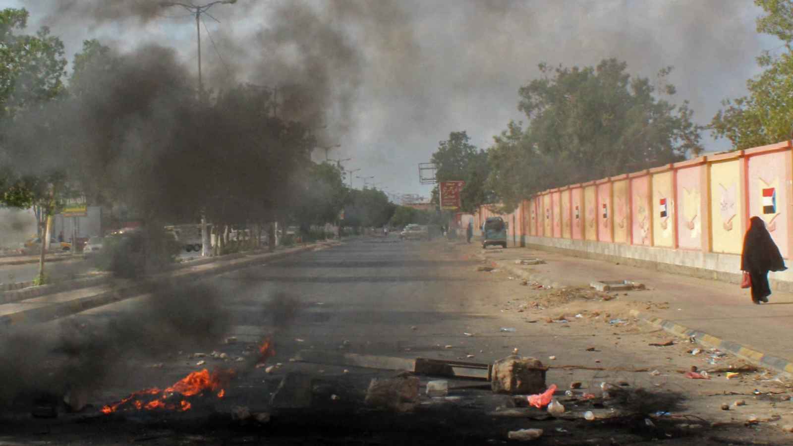 اليمن.. احتجاجات غاضبة في عدن تندد بتدهور خدمة الكهرباء (صور)