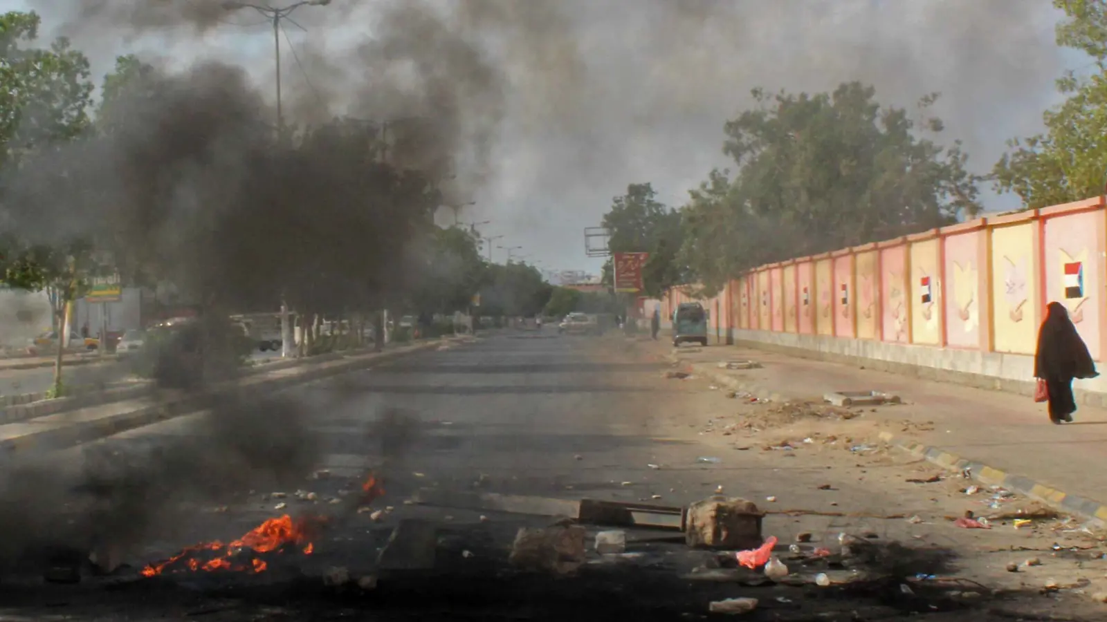 اليمن.. احتجاجات غاضبة في عدن تندد بتدهور خدمة الكهرباء (صور)