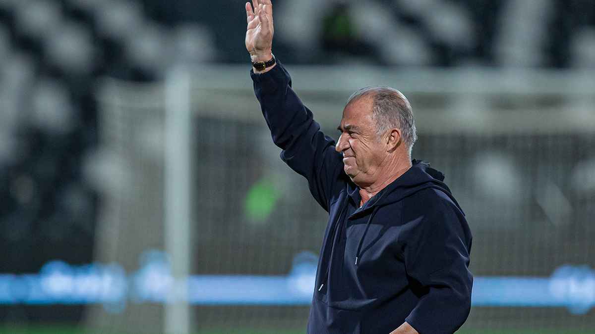 هل تفاوض الأهلي مع مدرب الشباب السعودي السابق؟