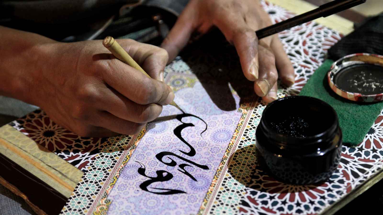 عُمان.. إقبال على تعلم "الخط العربي" ورقيًّا في عهد التقنية (صور)