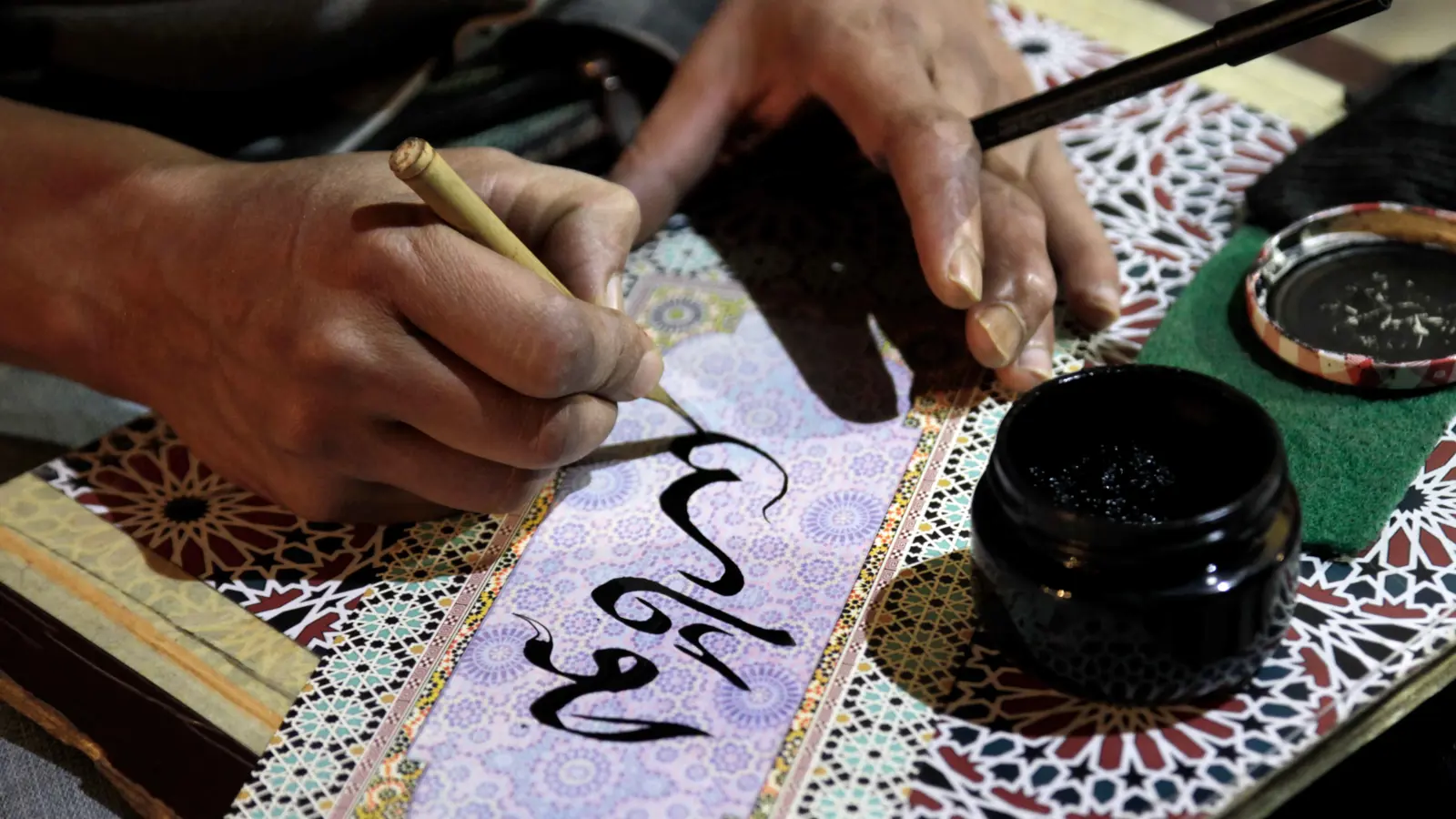 عُمان.. إقبال على تعلم "الخط العربي" ورقيًّا في عهد التقنية (صور)