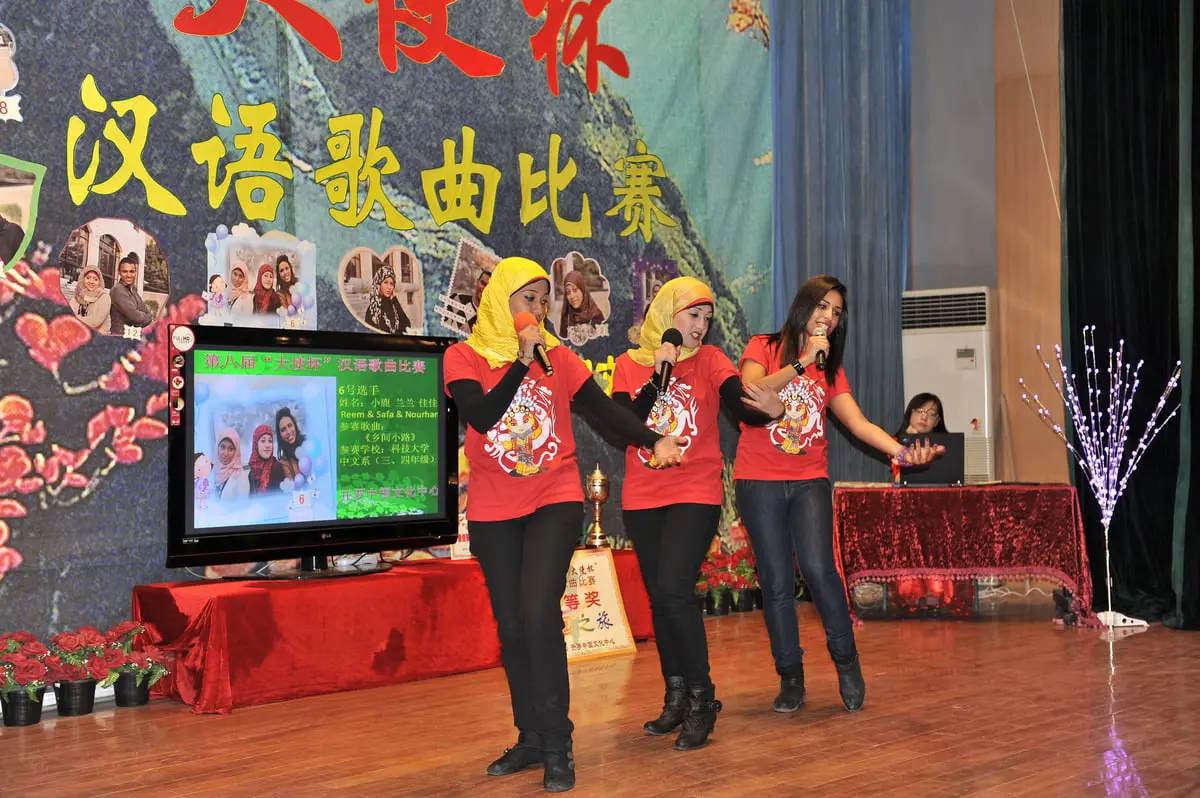 الصينيات يعلمن المصريات الرقص في زمن الاخوان