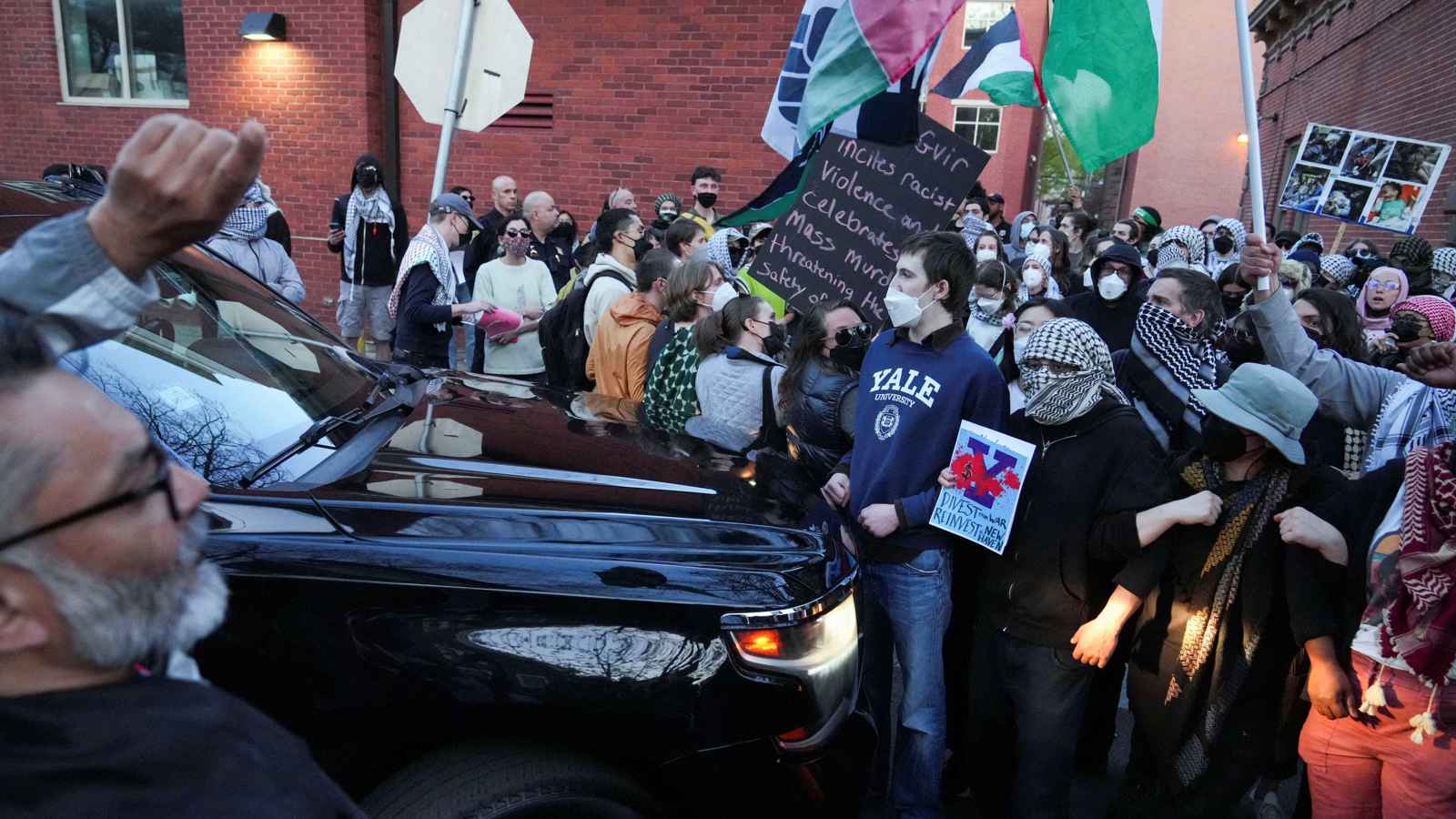 تلاسن وإلقاء زجاجات.. متظاهرو "جامعة ييل" يحتجون على بن غفير