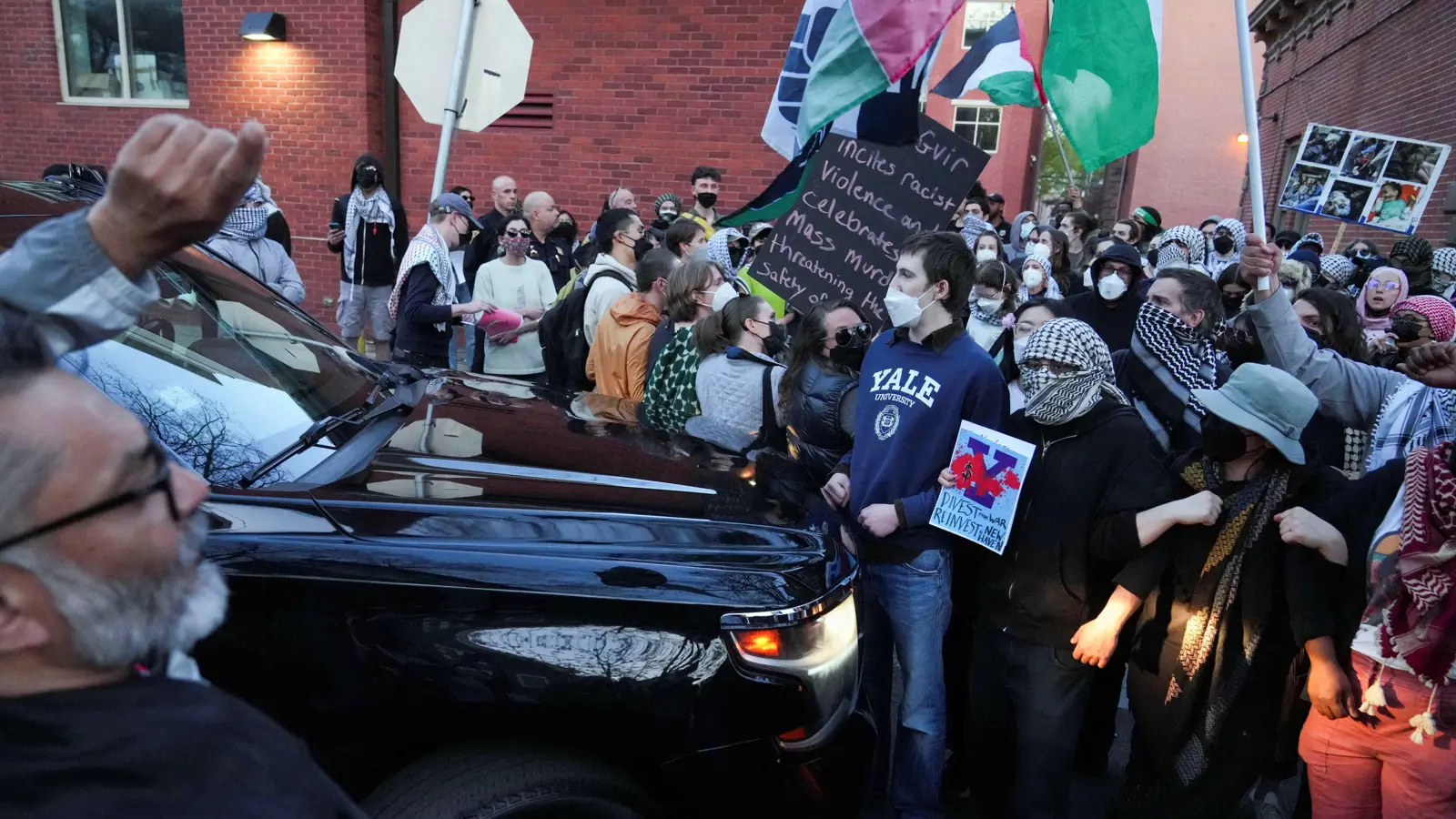 تلاسن وإلقاء زجاجات.. متظاهرو "جامعة ييل" يحتجون على بن غفير