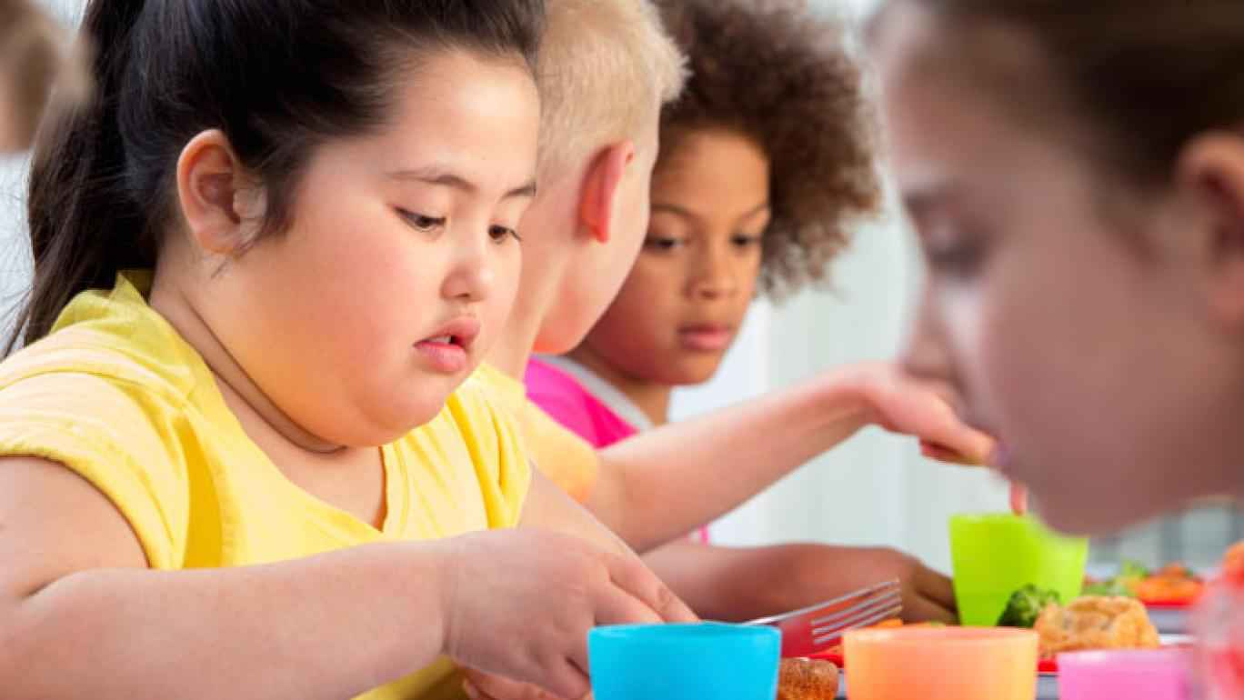 ما العلاقة بين النظام الغذائي للآباء وإصابة الأطفال بالسمنة؟