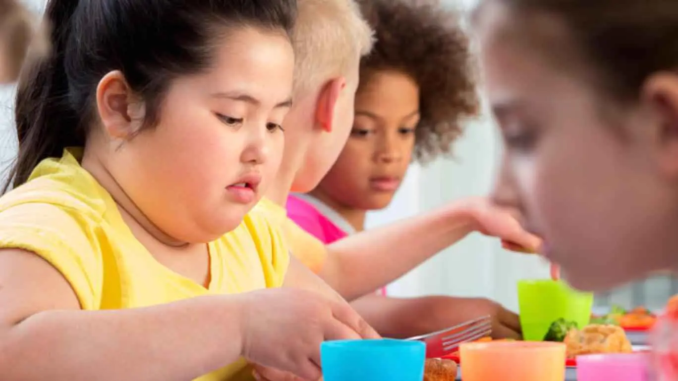 ما العلاقة بين النظام الغذائي للآباء وإصابة الأطفال بالسمنة؟