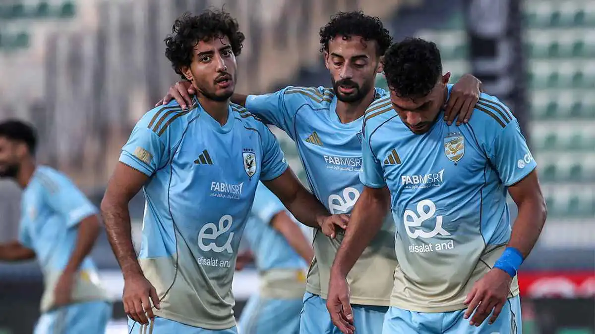 تحدث مع المراقب.. غضب نجم الأهلي المصري بعد فوز زميله بجائزة رجل المباراة(فيديو)