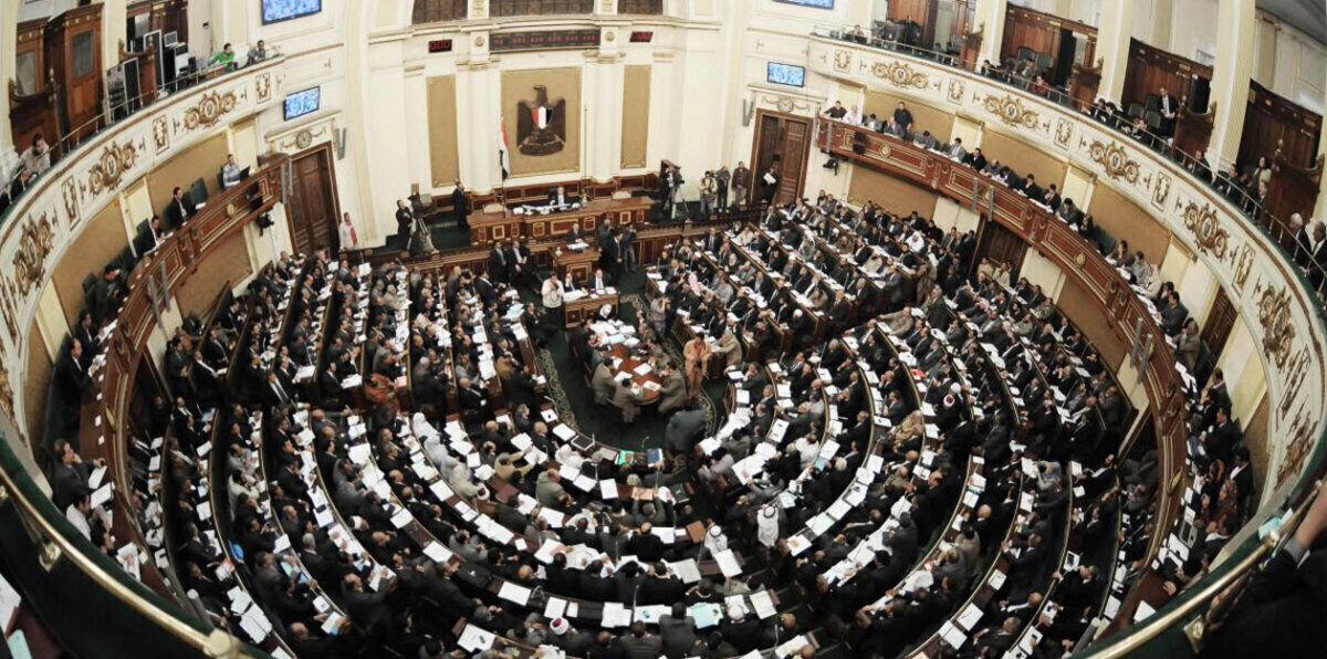 بعد خسارة 54 مليار دولار.. البرلمان المصري يتجه لتبني تشريعات تمنع هجرة العقول