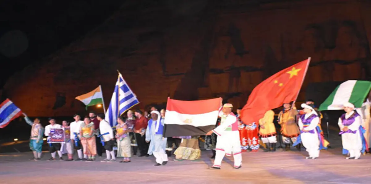 آلاف السياح الأجانب يحتفلون بتعامد الشمس على وجه رمسيس الثاني (صور)