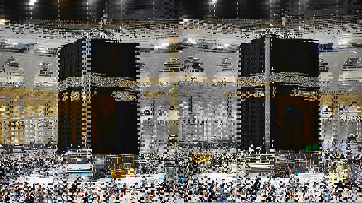 السعودية.. جدل بعد مطالبة كاتب بتغيير لون "كسوة الكعبة"