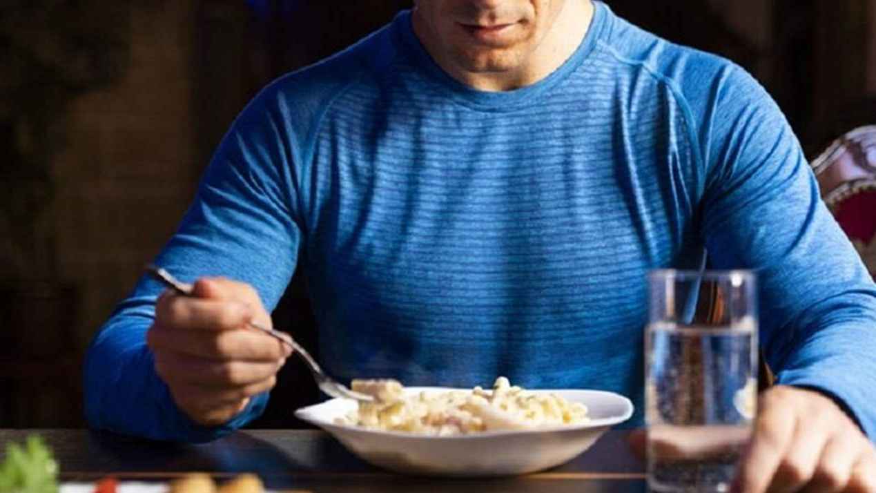 على عكس المتوقع.. لماذا يزداد الوزن في رمضان؟