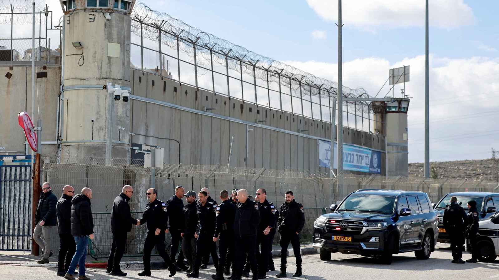 إسرائيل تبدأ الإفراج عن 183 معتقلاً فلسطينياً من سجن عوفر (فيديو)