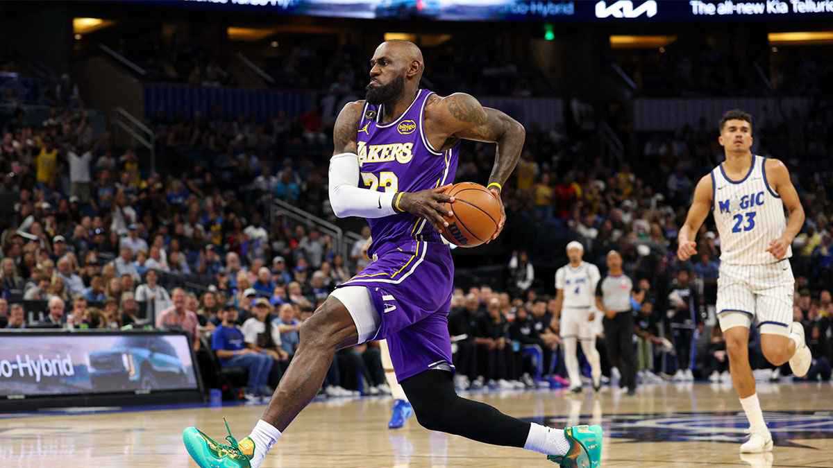 ليبرون جيمس يحطّم الرقم القياسي بعدد المباريات في دوري السلة الأمريكي 