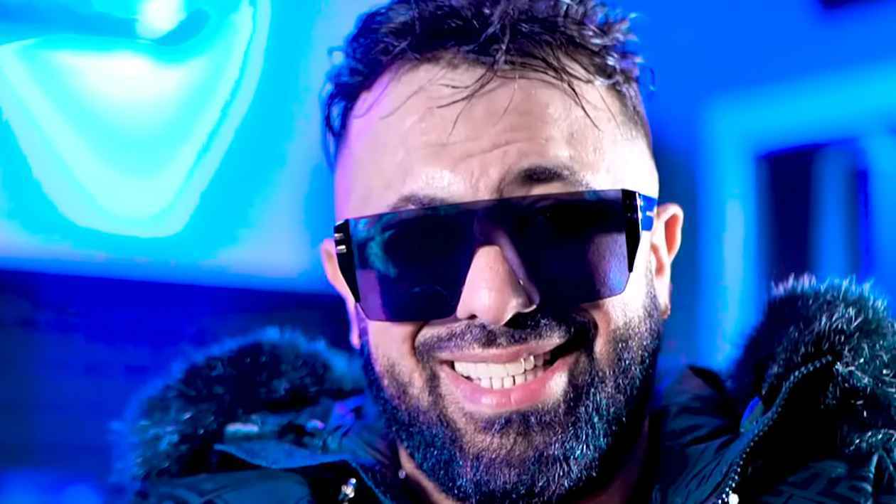 حققت مشاهدات مليونية.. أغنية تقود مغنيا جزائريا للسجن (فيديو)