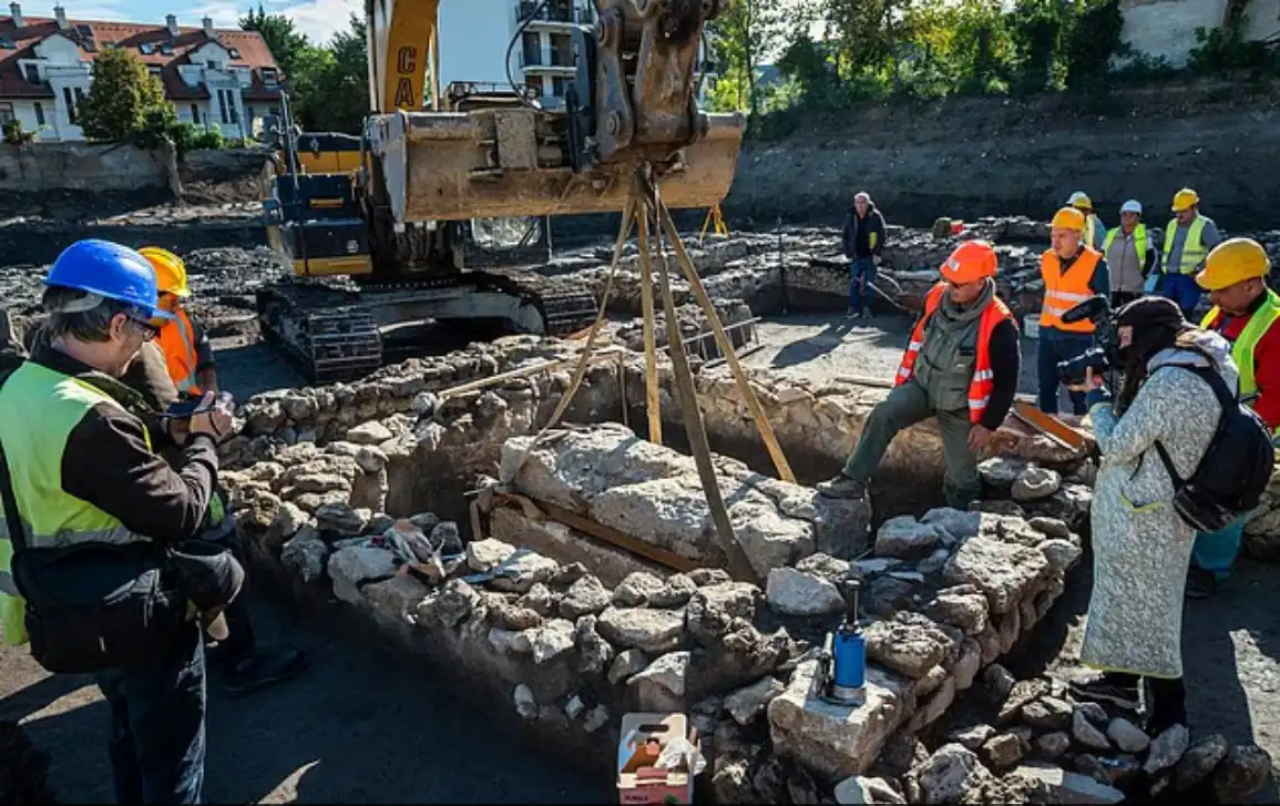 من عمليات رفع التابوت