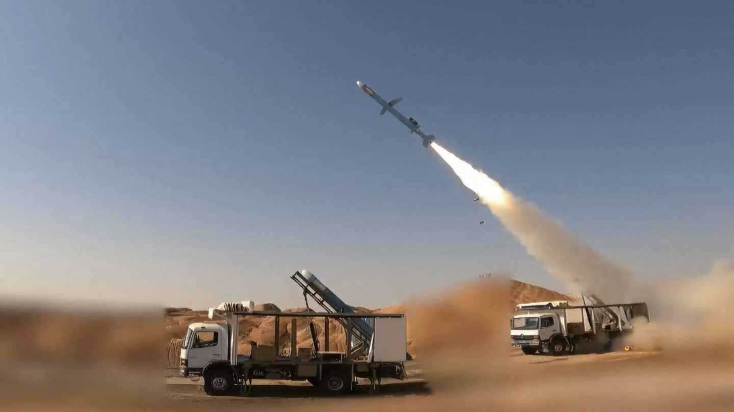 مناورات على وقع الاحتجاجات.. ما الرسالة التي تريد طهران إيصالها؟