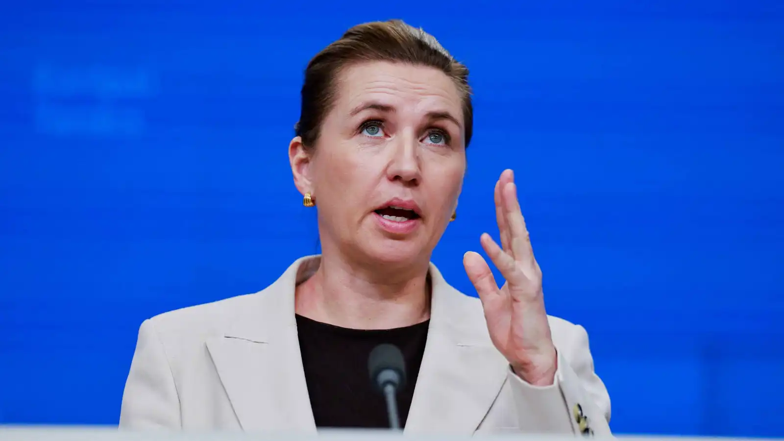 رئيسة وزراء الدنمارك تحذر: غرينلاند أمام "لحظة حاسمة"