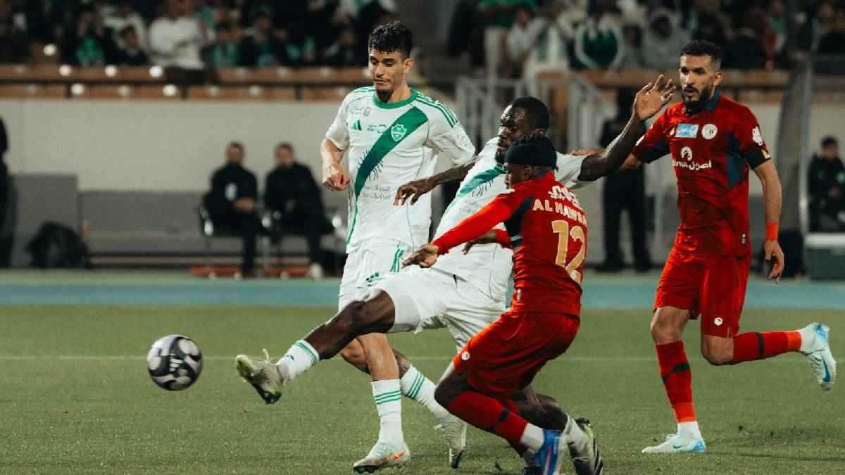 من هو حكم مباراة الأهلي السعودي مع ضمك؟ 