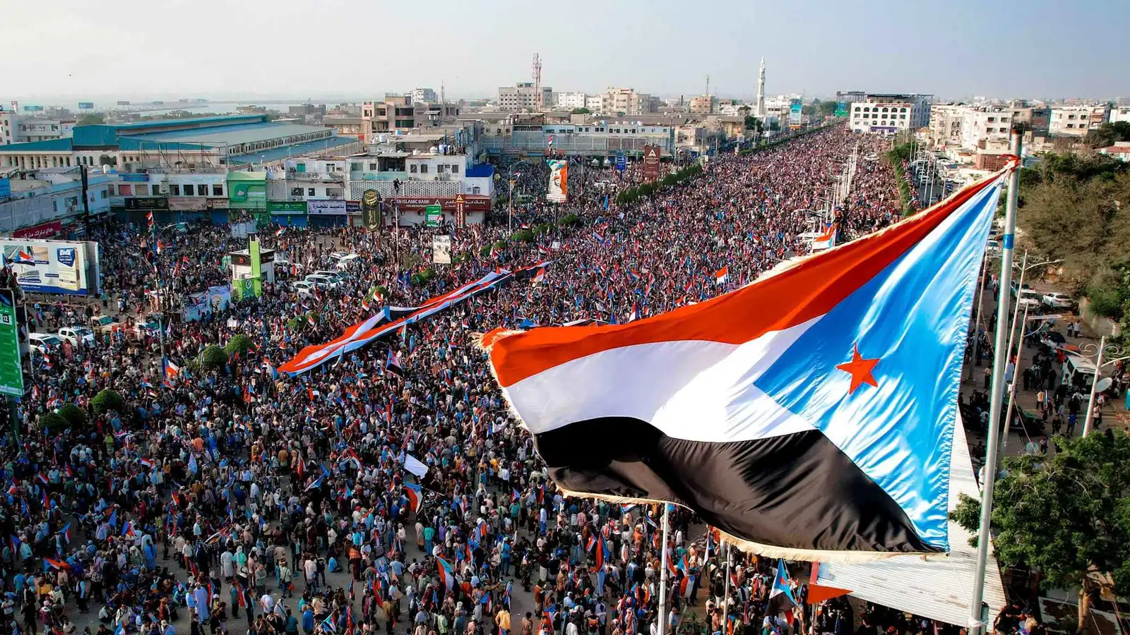 دعما لعيدروس الزبيدي.. جنوبيو اليمن يحتشدون في 3 مدن رئيسة (فيديو)