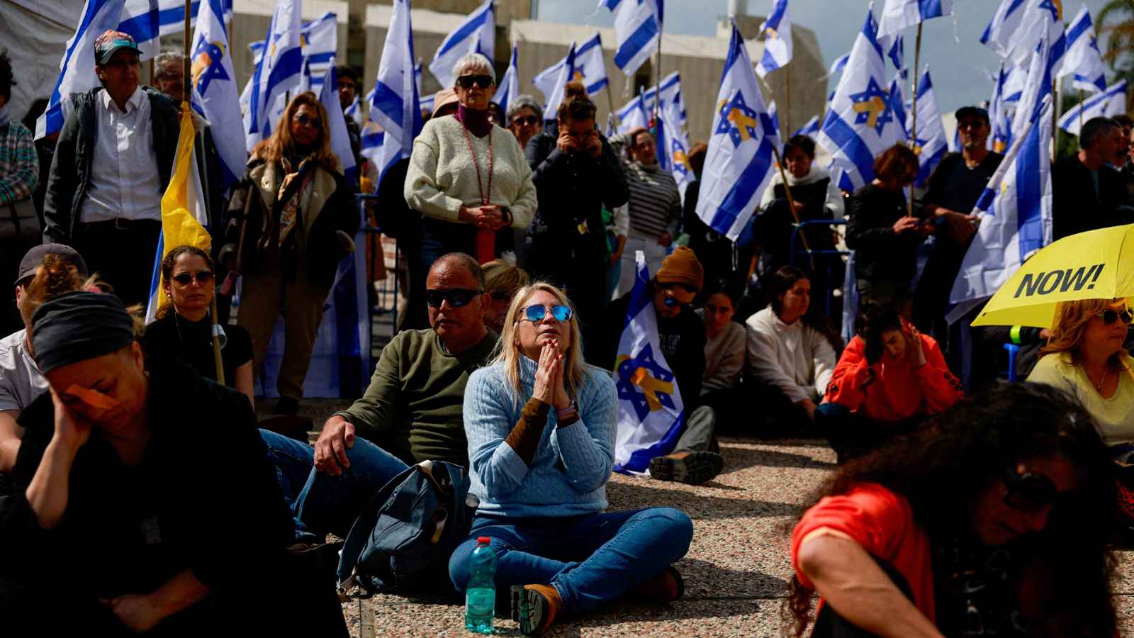 مصادر عبرية: حماس تسلم الصليب الأحمر جثة الرهينة شيري بيباس