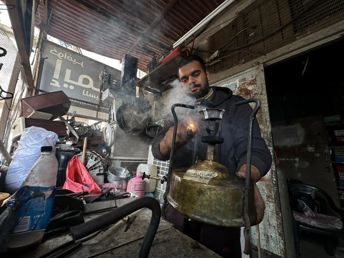 غزة.. انقطاع الغاز يُنعش استعمال "بوابير النحاس" 