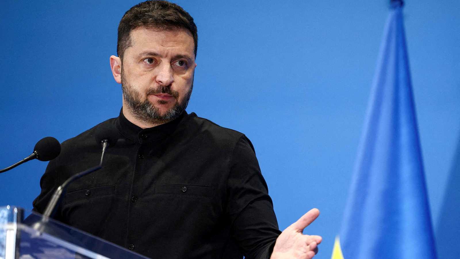 زيلينسكي يحث الغرب على وقف توريد مكونات الأسلحة لروسيا