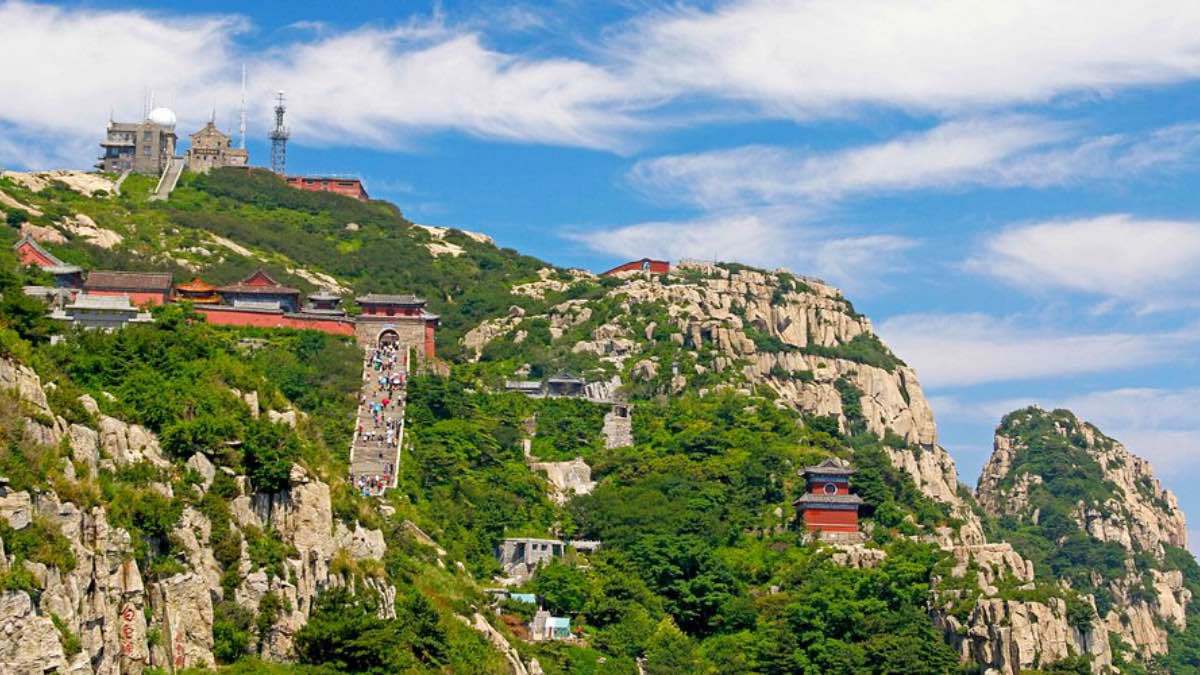 سائحان ينجوان إثر انزلاق "مميت" من منحدر جبل في الصين (فيديو)