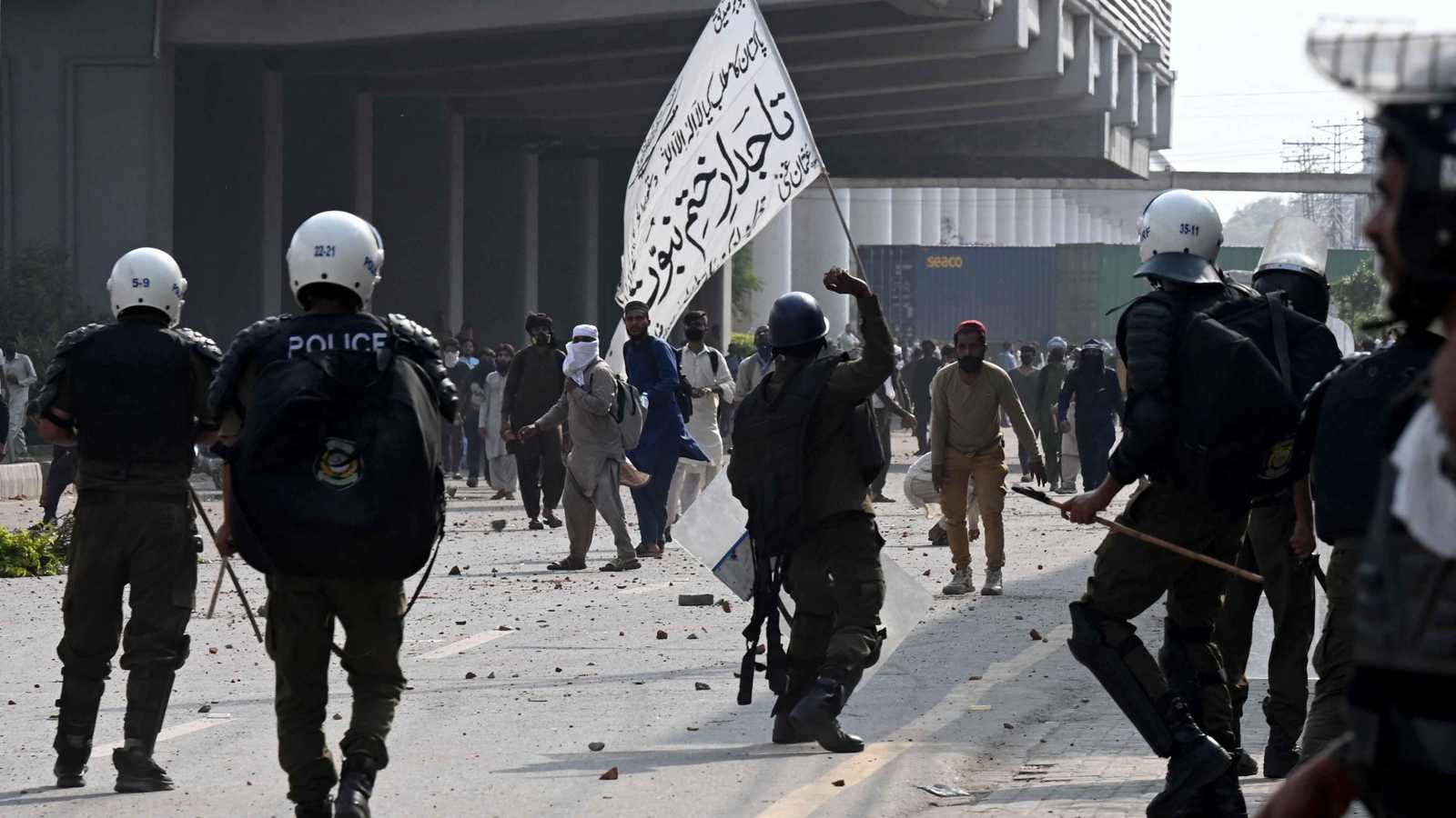 باكستان تحظر حزبا يمينيا متطرفا بعد تظاهرة أوقعت قتلى