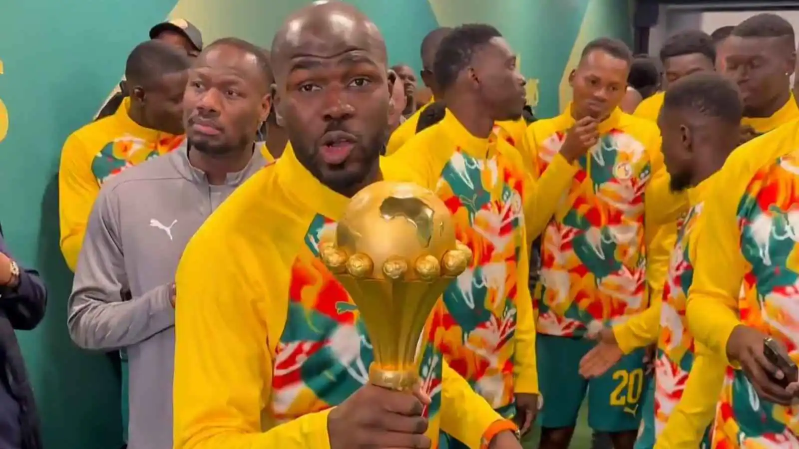 رغم سحب اللقب.. قائد منتخب السنغال يظهر بكأس إفريقيا (فيديو)