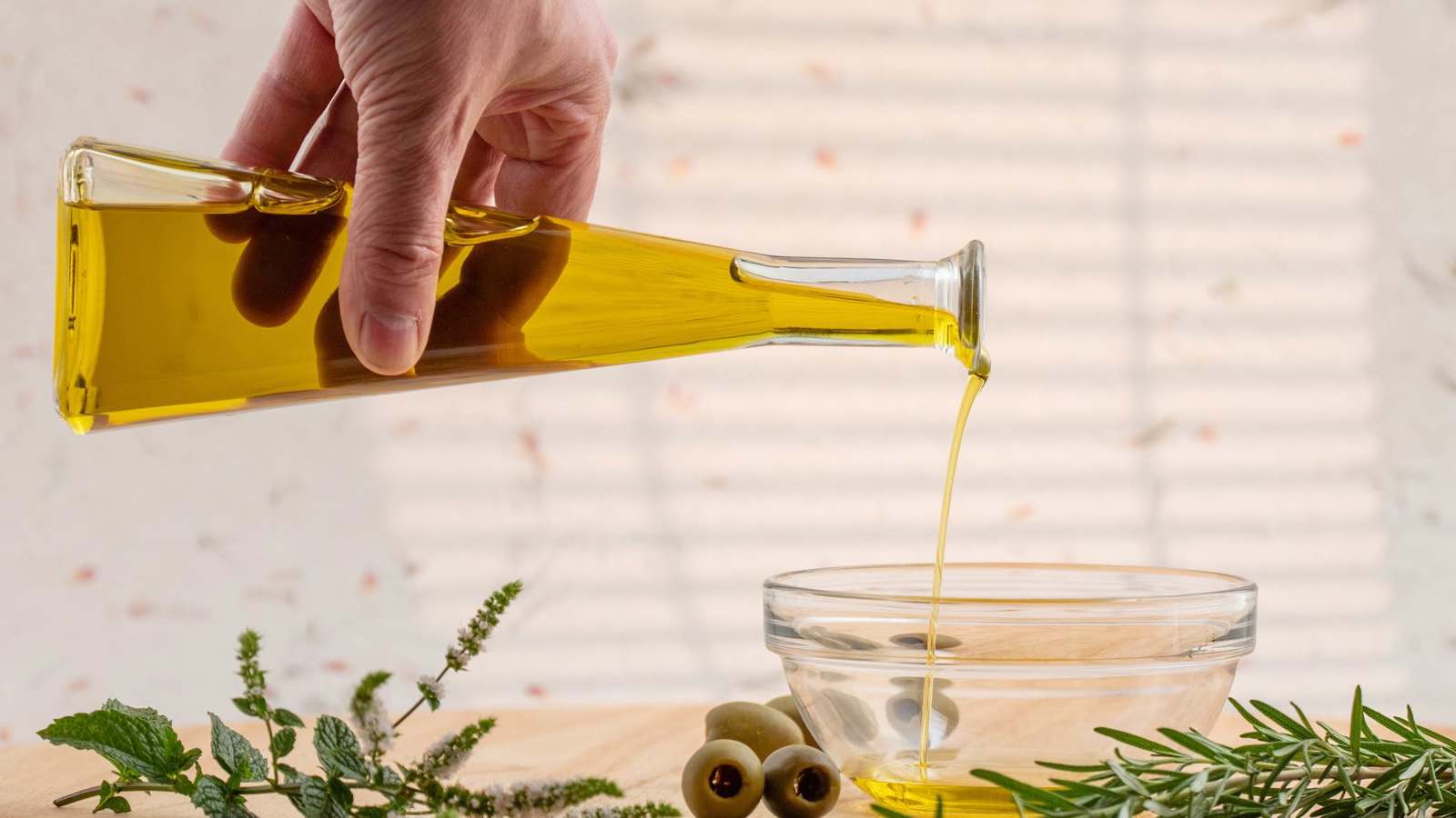 "زيت الزيتون وقشور الفاكهة".. نظام غير تقليدي للحفاظ على الشباب