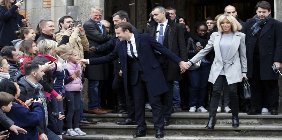 فرانسوا أولاند يطالب بالتصويت لـ "ماكرون" في الشوط الثاني