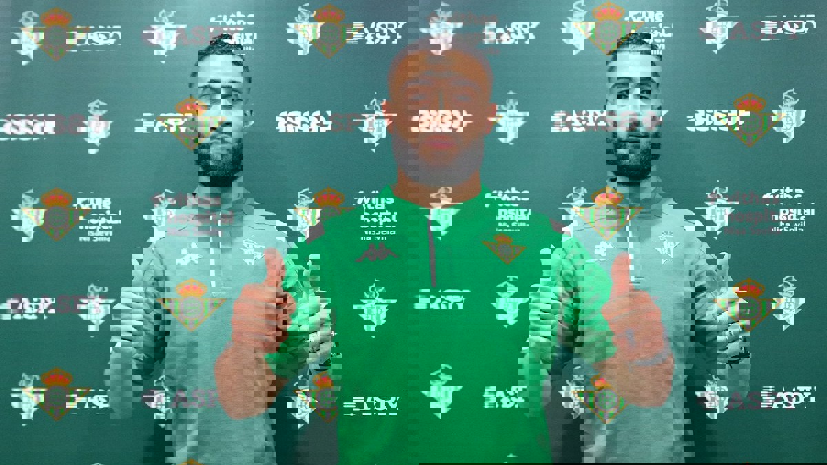 رسميًا.. ليون يعلن رحيل نبيل فقير إلى ريال بيتيس الإسباني