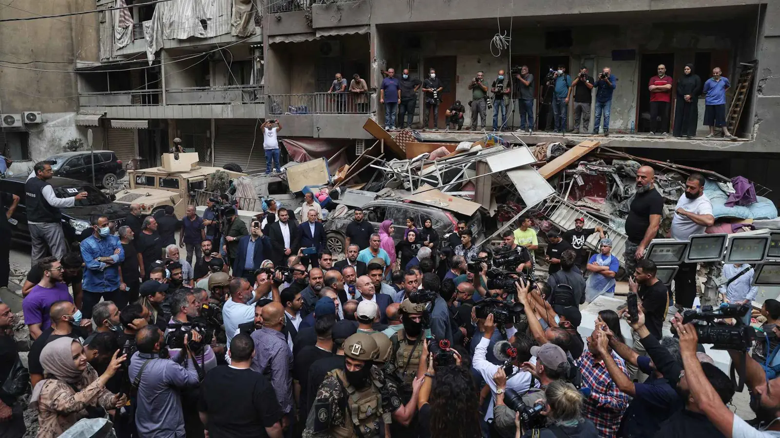 قاليباف يتفقد موقع الغارة الإسرائيلية الأعنف في قلب بيروت (فيديو)