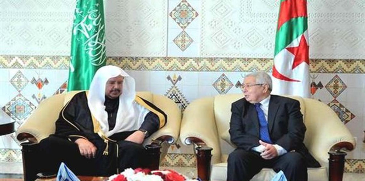 بعد جدل اللافتة "المسيئة".. السعودية والجزائر تطفئان جذوة أزمة دبلوماسية