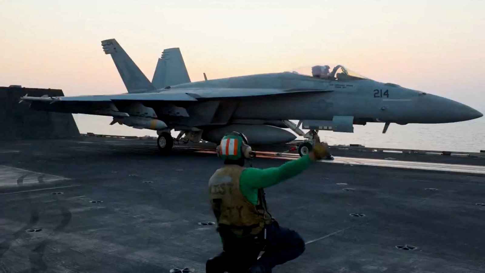 الجيش الأمريكي يوثّق عملياته العسكرية ضد الحوثيين (فيديو)