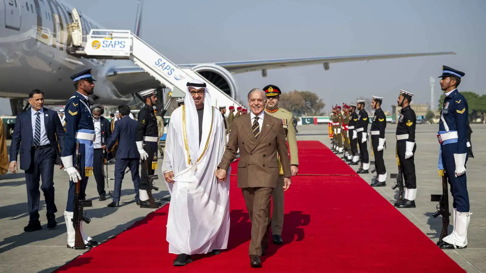 محمد بن  زايد ورئيس وزراء باكستان يبحثان التعاون والتطورات الإقليمية