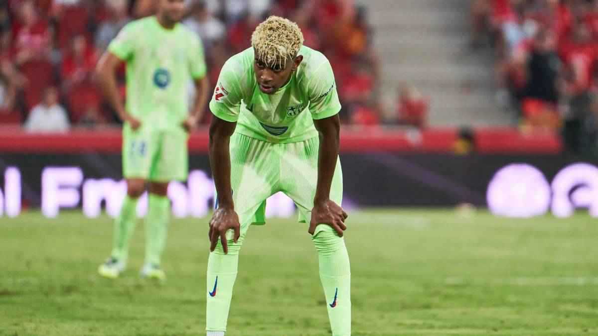 صداقة مع نجم مثير للجدل.. لامين يامال يرعب برشلونة