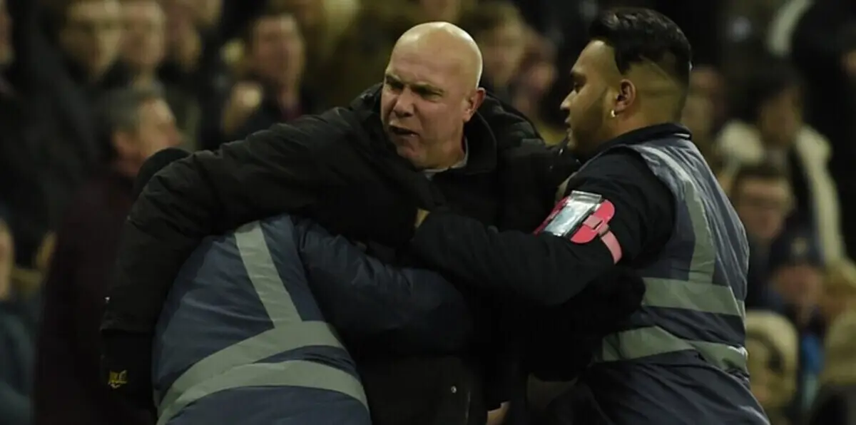 الأمن يمنع مشجعًا من الاعتداء على لاعبي تشيلسي (صور)