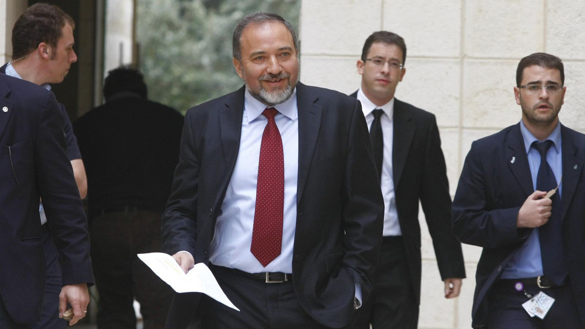 ليبرمان يشترط: إما وزارة الجيش الإسرائيلي أو التوجه لانتخابات مبكرة