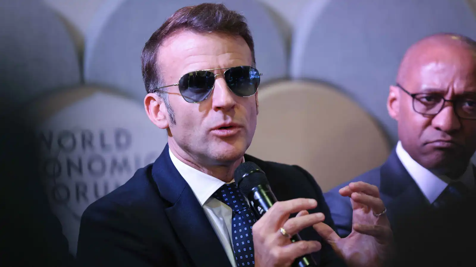 إطلالة ماكرون بالنظارة الشمسية تضيف 4 ملايين دولار لـ"آي.فيجن تك"