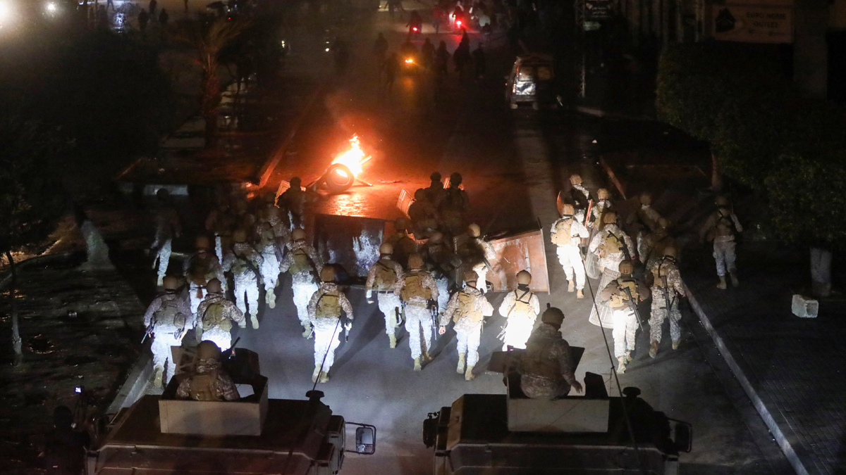 المتظاهرون الغاضبون يعودون لساحات الاحتجاج في طرابلس اللبنانية