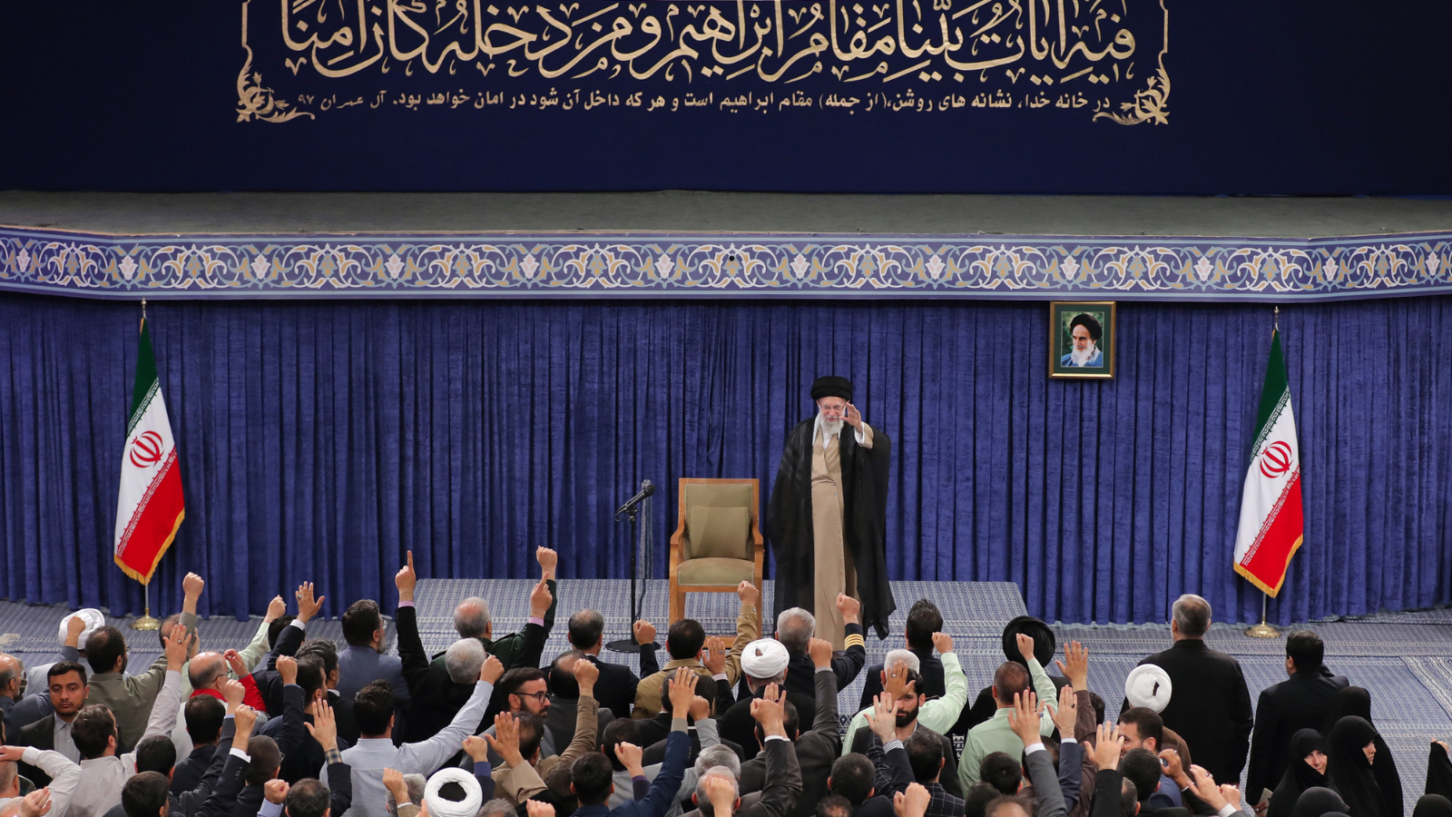 "حادثة قابلة للتعويض".. أول تعليق من خامنئي على انفجار ميناء رجائي