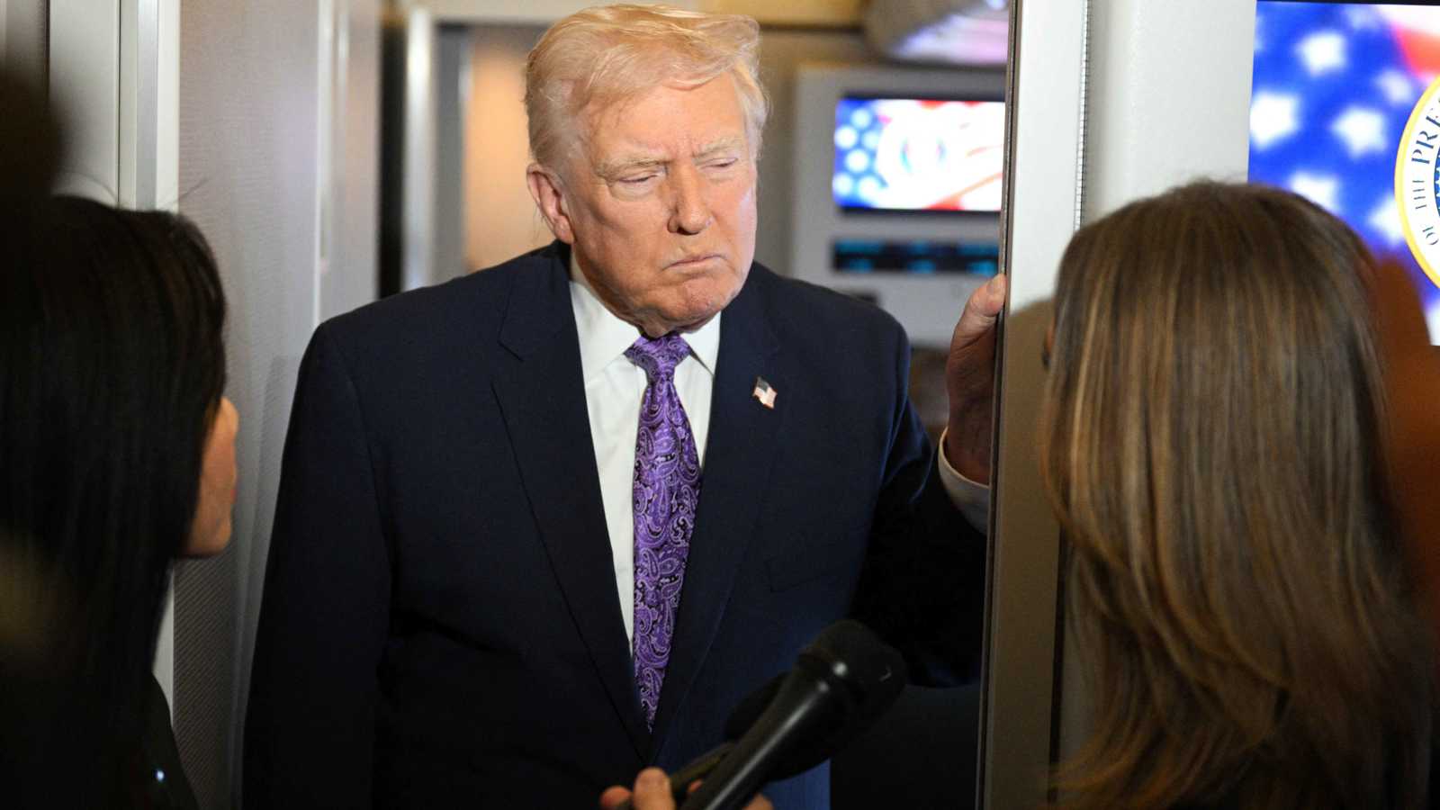 ساخراً من صحفيتين.. ترامب يفند مزاعم "الرنين المغناطيسي" (فيديو)